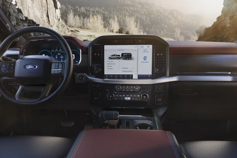 12-tolline puutetundlik ekraan kuvab kogu vajaliku info auto ja haagise kohta. Ford F-150 Lariat.