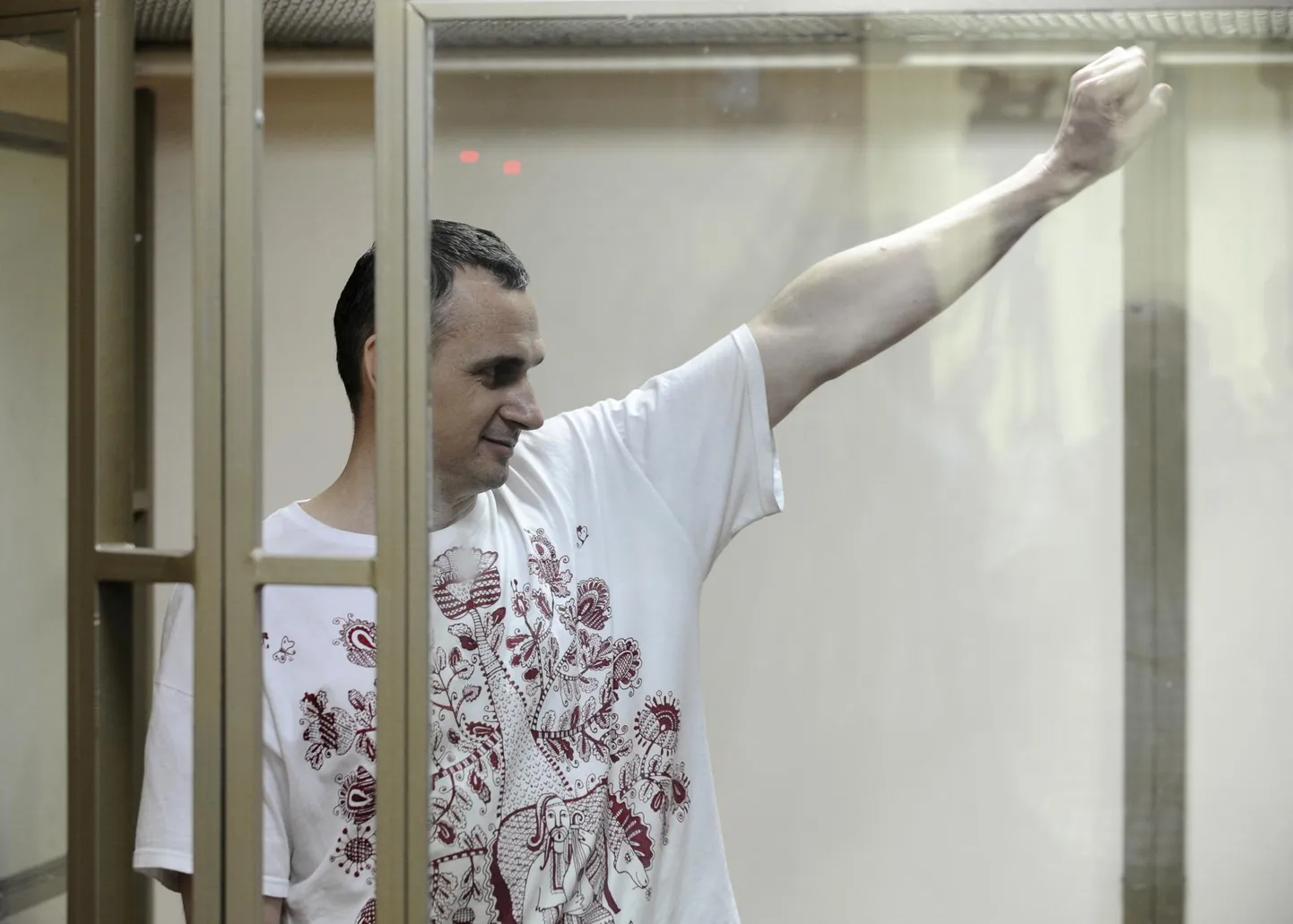 Oleg Sentsov 2015. aasta augustis Doni-äärses Rostovis Põhja-Kaukaasia sõjaväekohtus.