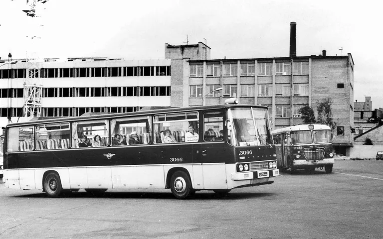 Ikarus 250 – tumepunane ja valge – Tallinna bussijaamas 1976. Buss väljub Tallinn-Nuia-Valga liinile.