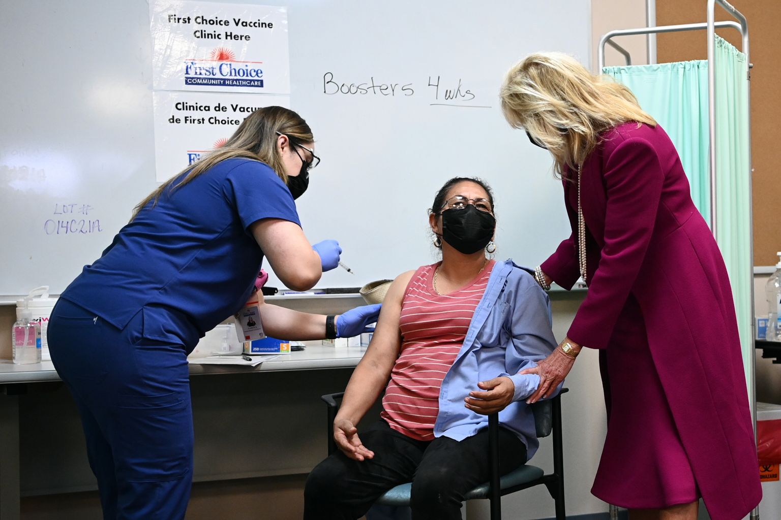 Vaktsineerimine aitab ära hoida pikaajalisi sümptomeid. Fotol USA esileedi Jill Biden rääkimas vaktsiinisaajaga.