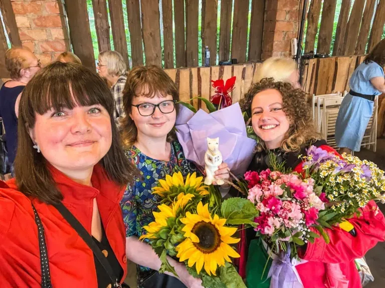 No kreisās: kustības "Volūda" vadītāja, festivāla "Baltica" tēmas idejas autore Edeite Laime Jāņa Baltvilka balvas pasniegšanā kopā ar rakstnieci Laura Melne un ilustratori Viviannu Mariju Stanislavsku 2023. gada jūlijā.