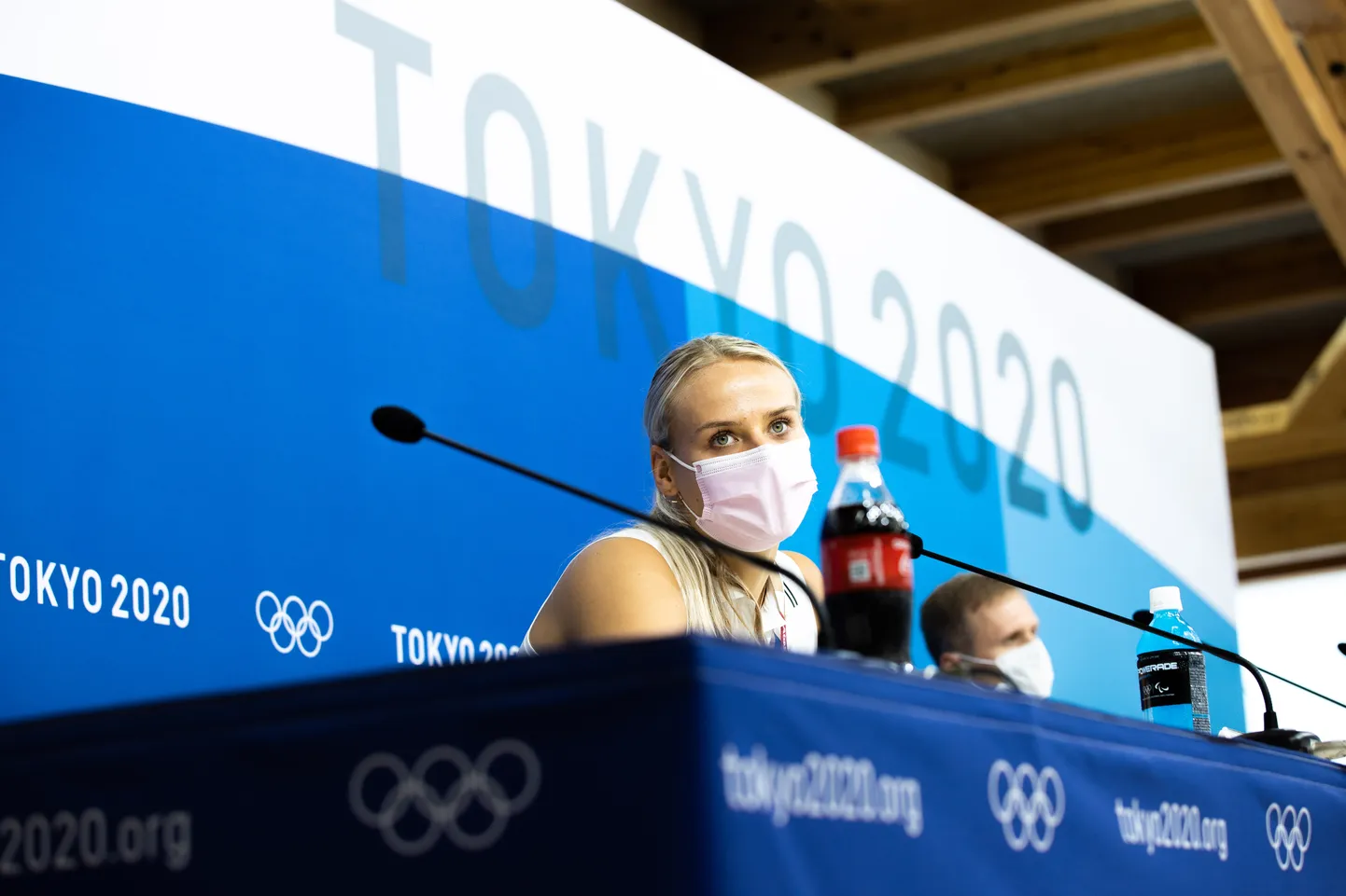 Kristin Kuuba (esiplaanil) ja Raul Must Tokyos võistluse-eelsel pressikonverentsil.