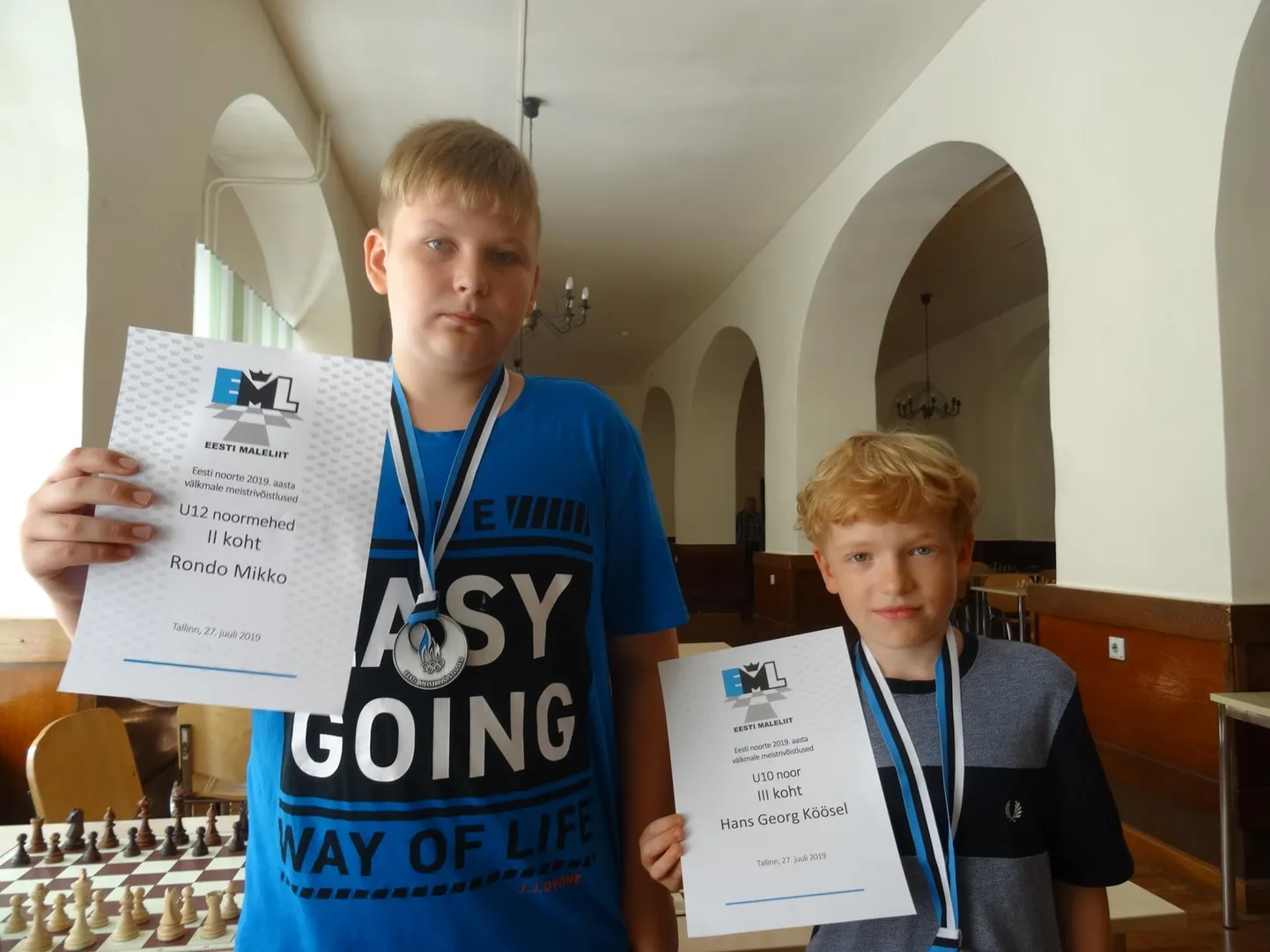 Pärnu spordikooli välkmalenoored Rondo Mikko ja Hans-Georg Köösel said kaela teenitud medali.