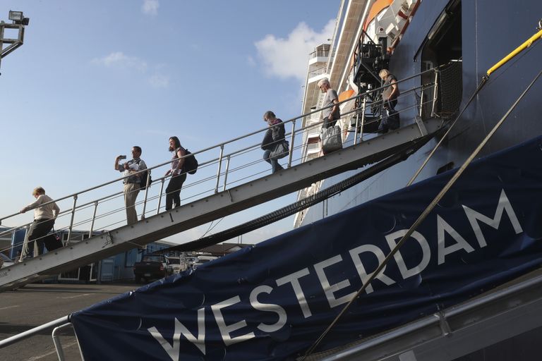 Reisijad lahkumas kruiisilaevalt MS Westerdam, mis oli karantiinis Kambodžas Sihanoukville'is.