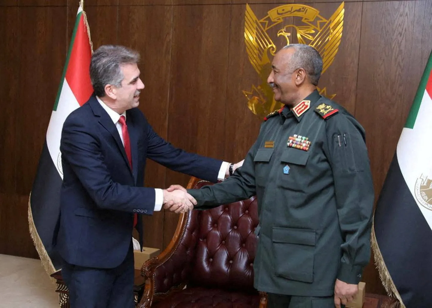 Sudaani suveräänse nõukogu juht kindral Abdel Fattah al-Burhan kohtus Hartumis Iisraeli välisministri Eli Coheniga.