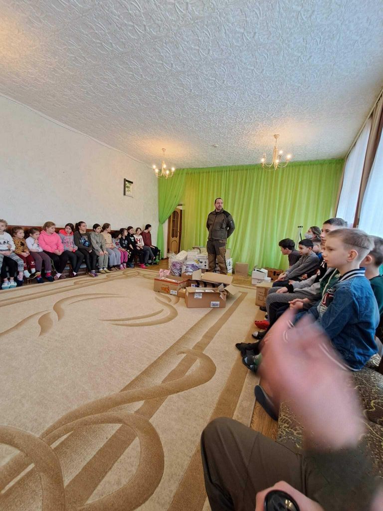 Kadrina õpilaste kokku pandud saadetis Ukraina lastekodule.