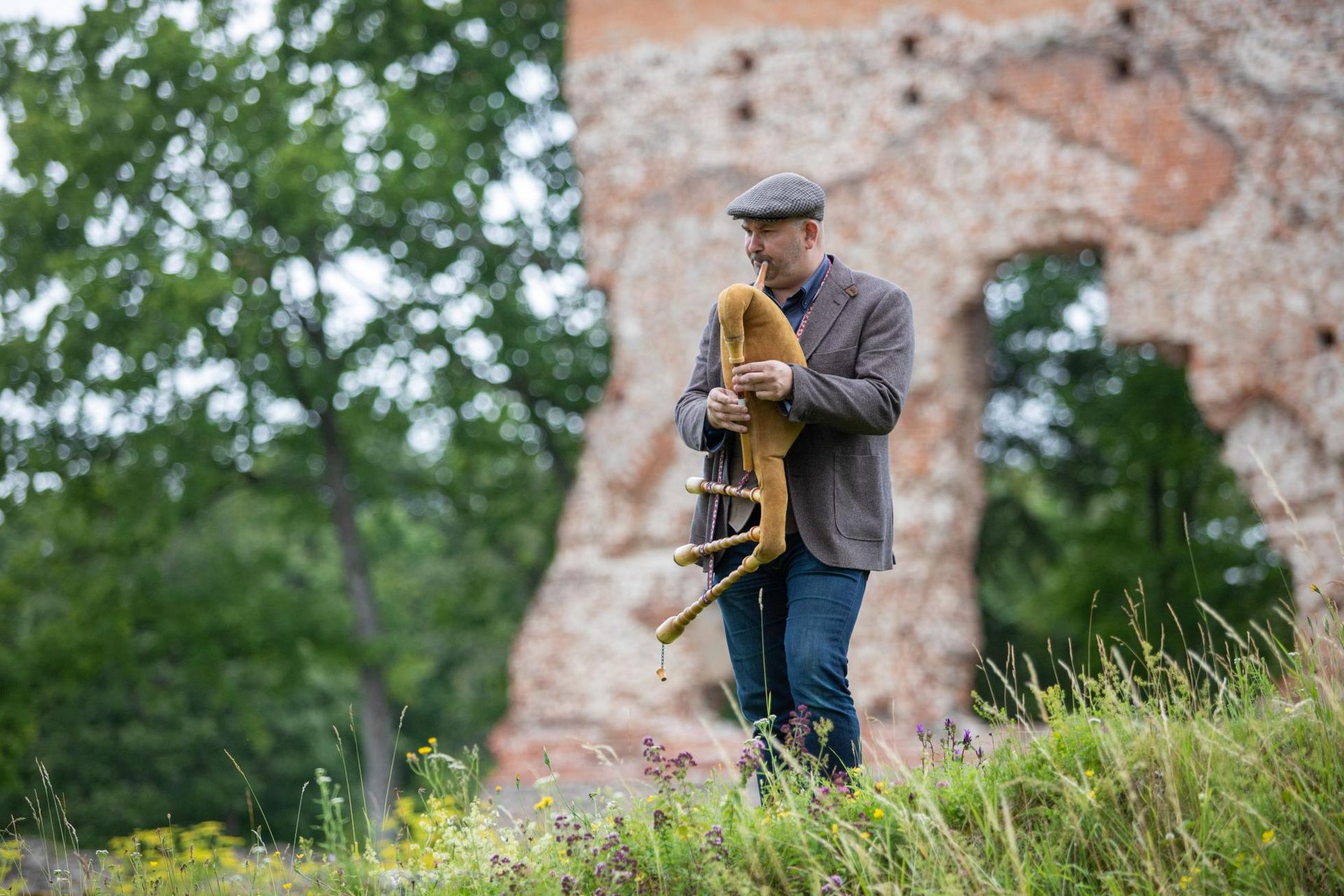 Ando Kivibergi poolt ellu kutsutud Viljandi Pärimusmuusikafestival toimub juba 27. korda nagu laulupidu. Tulihingeline kultuurivedur teab, mis on edu saladus – terved inimsuhted. Kõik taandub siirusele, inimeste hoidmisele ja hoolimisele.