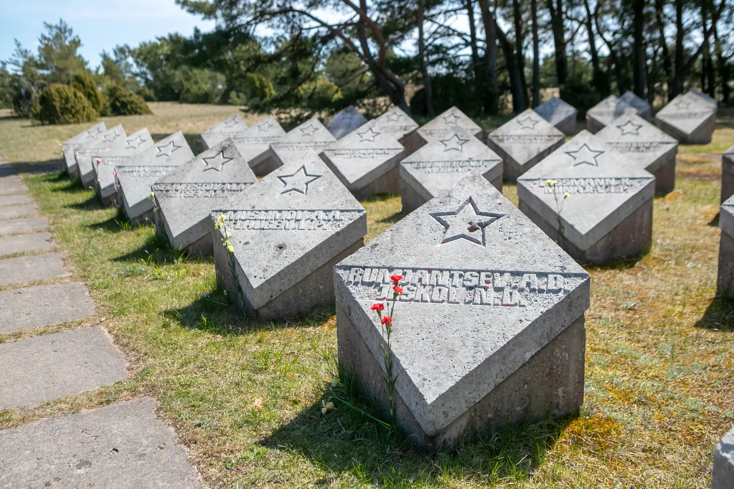 LAHINGUPAIK JA HAUATÄHISED: Tehumardi mälestussammast on aastakümneid peetud Saaremaa tuntuimaks hauatähiseks.