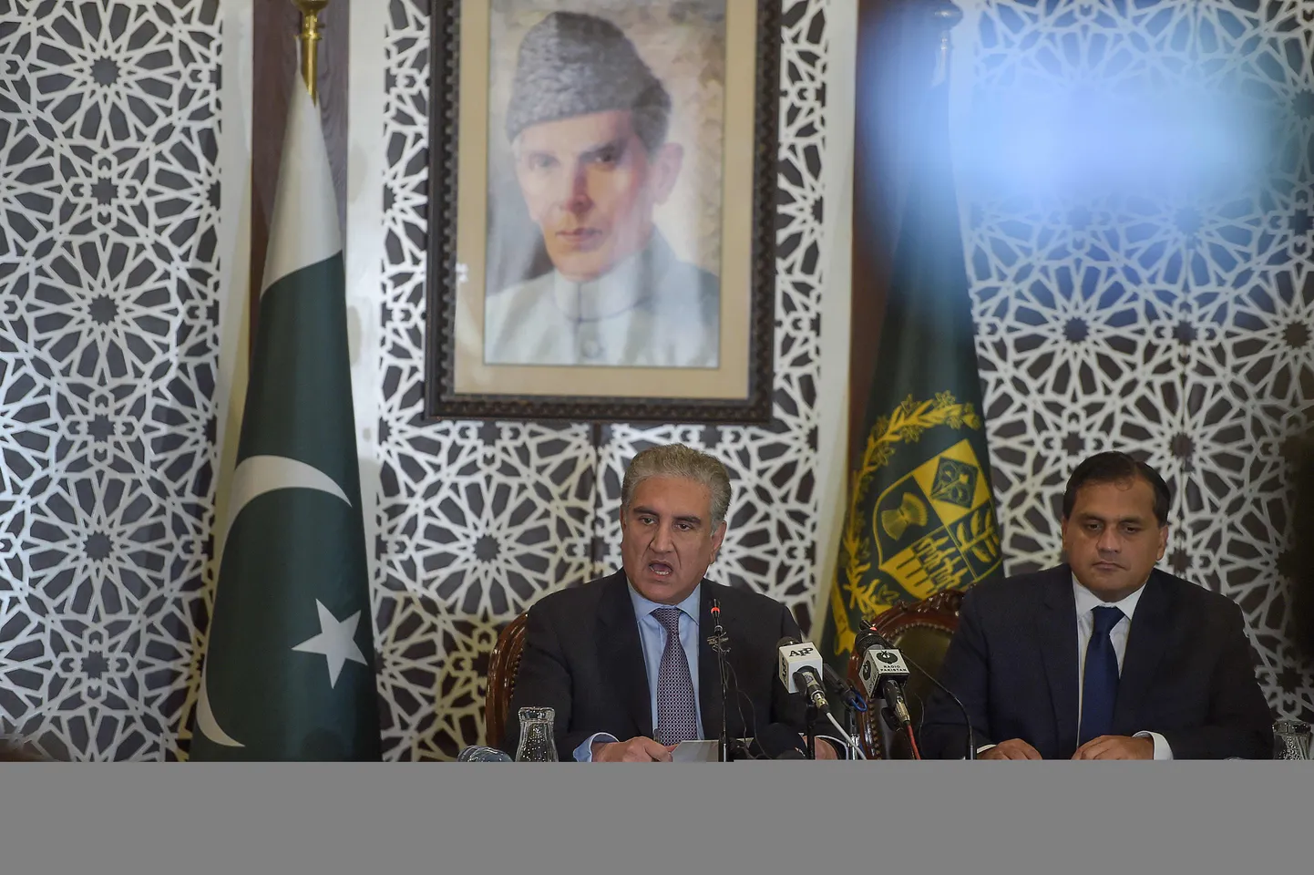 Pakistani välisminister Shah Mehmood Qureshi (vasakul) neljapäeval välisministeeriumis pressikonverentsil.