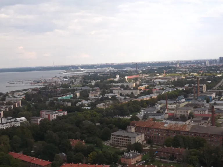 Полет на вертолете отличается от полета на самолете: так как пассажиры смотрят не в маленький иллюминатор, а в большие выпуклые окна, похожие на глаза стрекозы, ракурс совсем другой, а значит, и впечатления ярче.