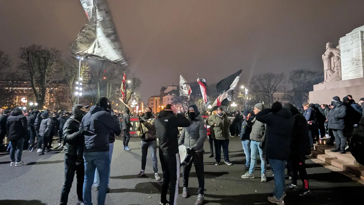 Futbola kluba "Ajax" fani pie Brīvības pieminekļa