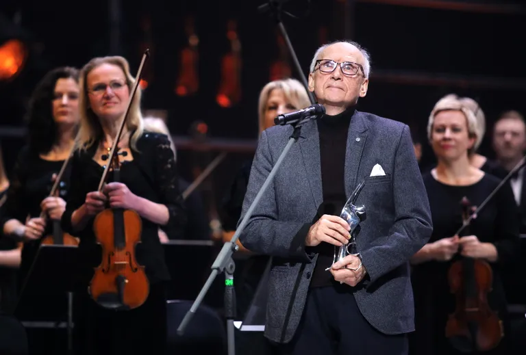 Komponists Pauls Dambis ar saņemto "Lielās mūzikas balvu 2019" kategorijā "Par mūža ieguldījumu" svinīgajā balvu pasniegšanas ceremonijā Latvijas Nacionālajā operā un baletā.