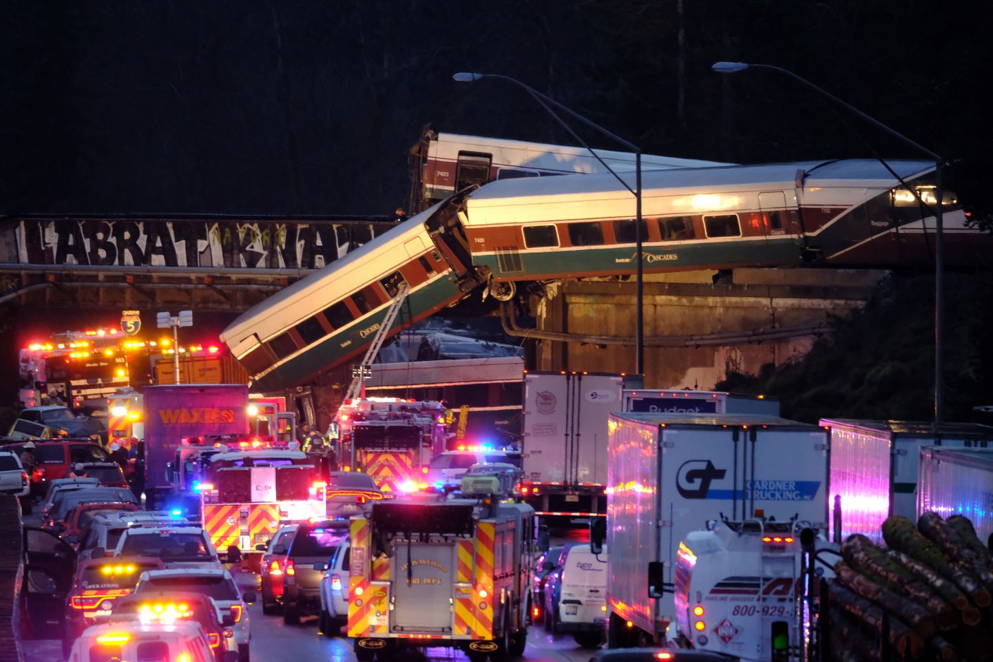 Поезд, который упал с моста на оживленное шоссе I-5 в штате Вашингтон, двигался с превышением скорости.
