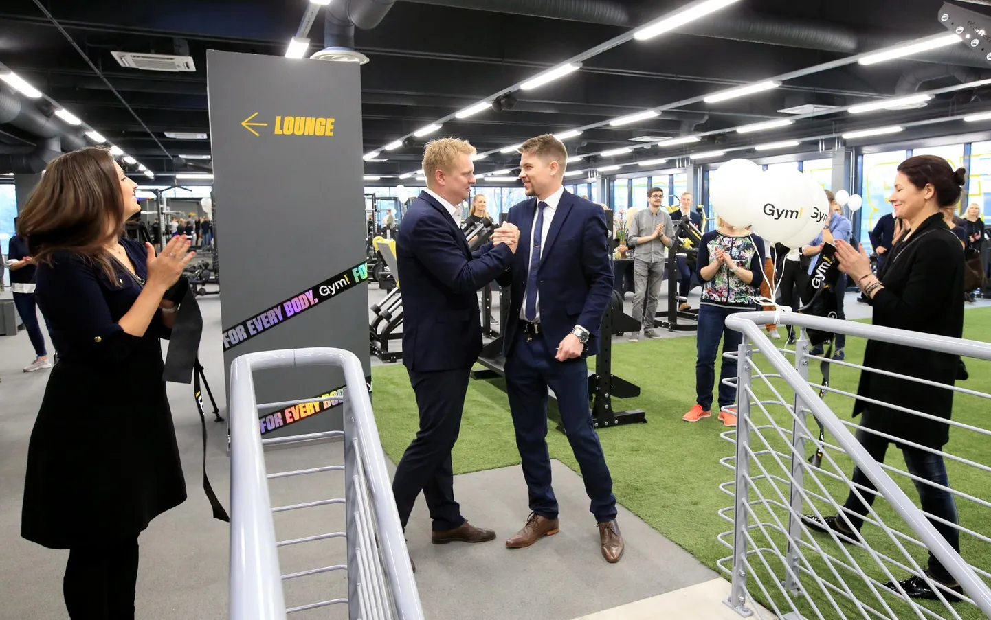 Jõusaali avamise puhul surusid kätt Gym Eesti OÜ juhatuse esimees Erkki Torn (vasakul) ja tegevjuht Siim Vilumets.