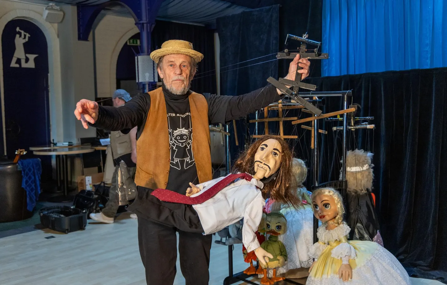 Marionettnukud lavale toonud teatri Marionett kunstilise juhi käe all hiljuti valminud Tommy Cashi kehastav nukk sai oma esimese suure ülesastumise teha just festivalil Viljandis.