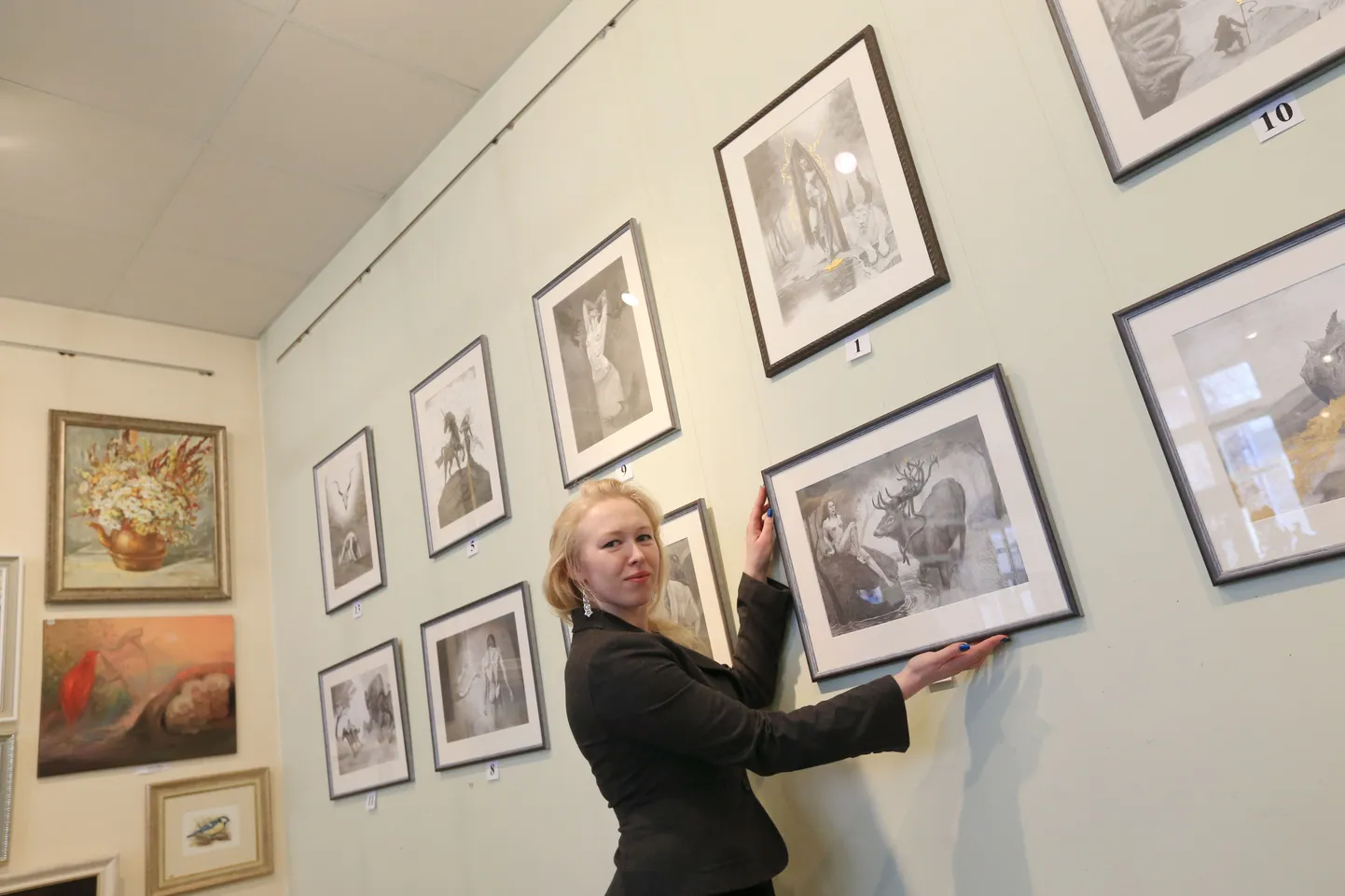 Kunstnik Karin Ojaste omaloodud mütoloogiliste tegelastega Gildi galeriis.