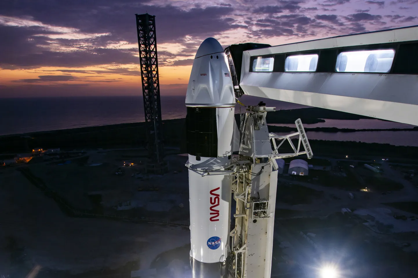 SpaceX Falcon 9 rakett  Dragon kosmoselaevaga NASA Kennedy Kosmosekeskuses stardiplatvormil Launch Complex 39A. Pilt on tehtud teisipäeval, 11. märtsil 2025 enne NASA SpaceX Crew-10 missiooni starti.