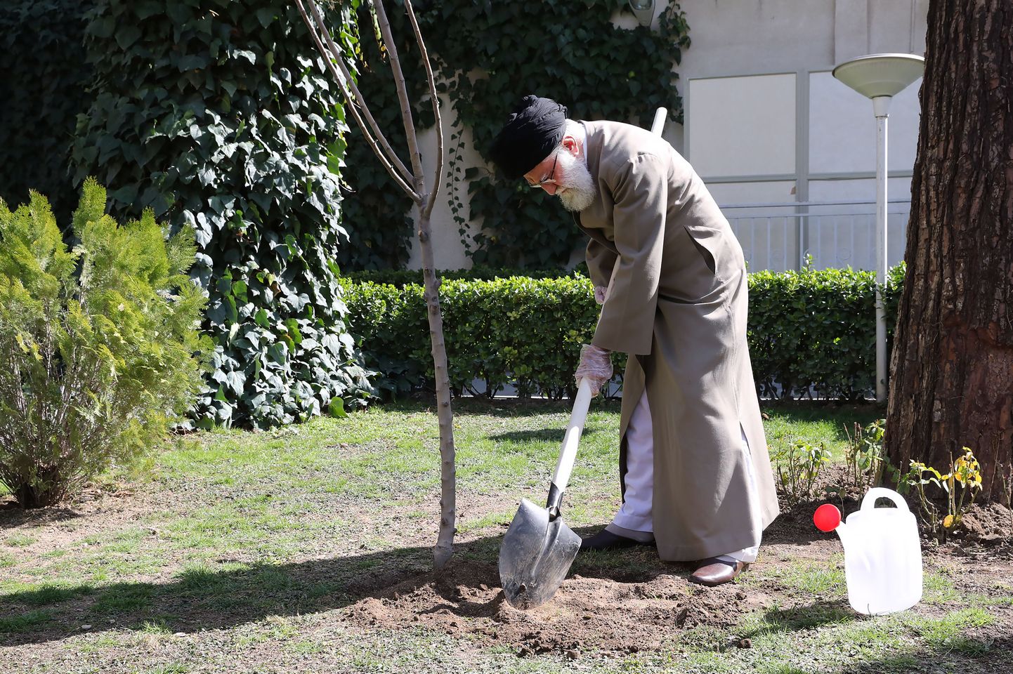 Iraani kõrgeim liider ajatolla Ali Khamenei teeb aiatöid Teheranis 3. märts 2020.