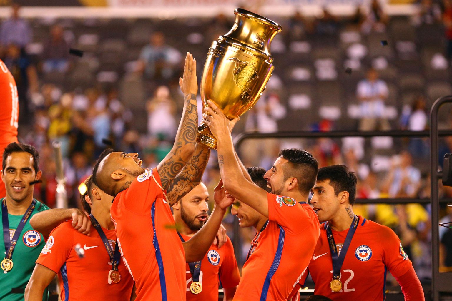 Viimati toimus Copa America USAs 2016. aastal. Siis võitis finaalis Tšiili penaltiseerias Argentinat. Pildil hoiavad võidukarikat Tšiili koondise poolkaitsja Arturo Vidal (vasakul) ja kaitsja Mauricio Isla.