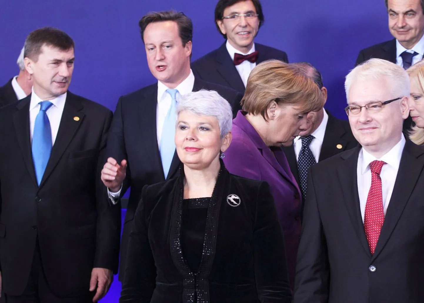 Vaade liidunõukogul osalenutele eile hommikul: peaminister Andrus Ansip jutlemas Briti kolleegi David Cameroniga, oma teed sammuv Saksa liidukantsler Angela Merkel, servapidi Slovakkia peaminister Iveta Radikova, taustal äsja ametisse saanud Belgia valitsusjuht Elio Di Rupo ja tema kohe-kohe ametist lahkuv Hispaania ametivend Jose Luis Rodriguez Zapatero ning esireas säramas ELi 28. liikme koha saanud Horvaatia peaminister Jadranka Kosor ja president Ivo Josipovic.
