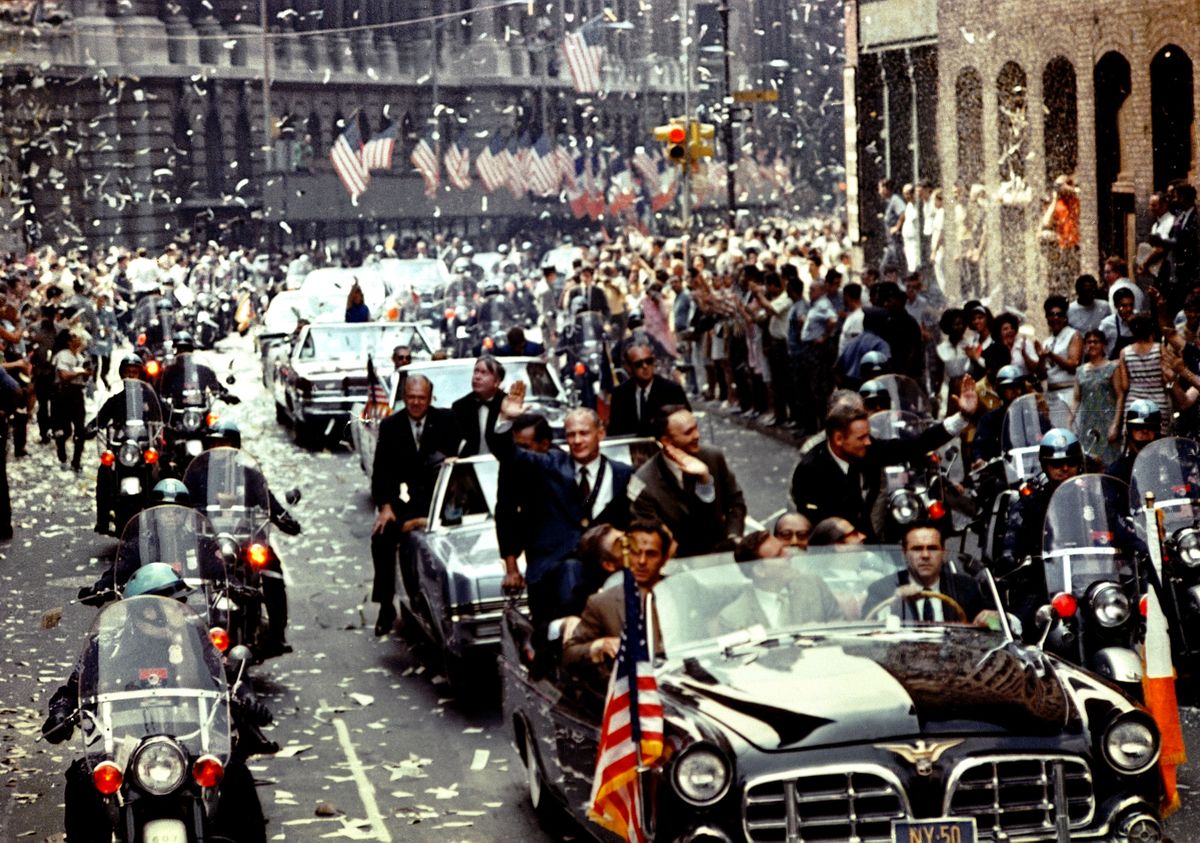 Kuul käimine ja edukalt tagasitulek muutis Neil A. Armstrongi, Edwin E. Aldrini ja Michael Collinsi hoobilt nii rahvuskangelasteks kui meediastaarideks. Pildil meesta tagasituleku auks korraldatud paraad New Yorgis 13. augustil 1969.