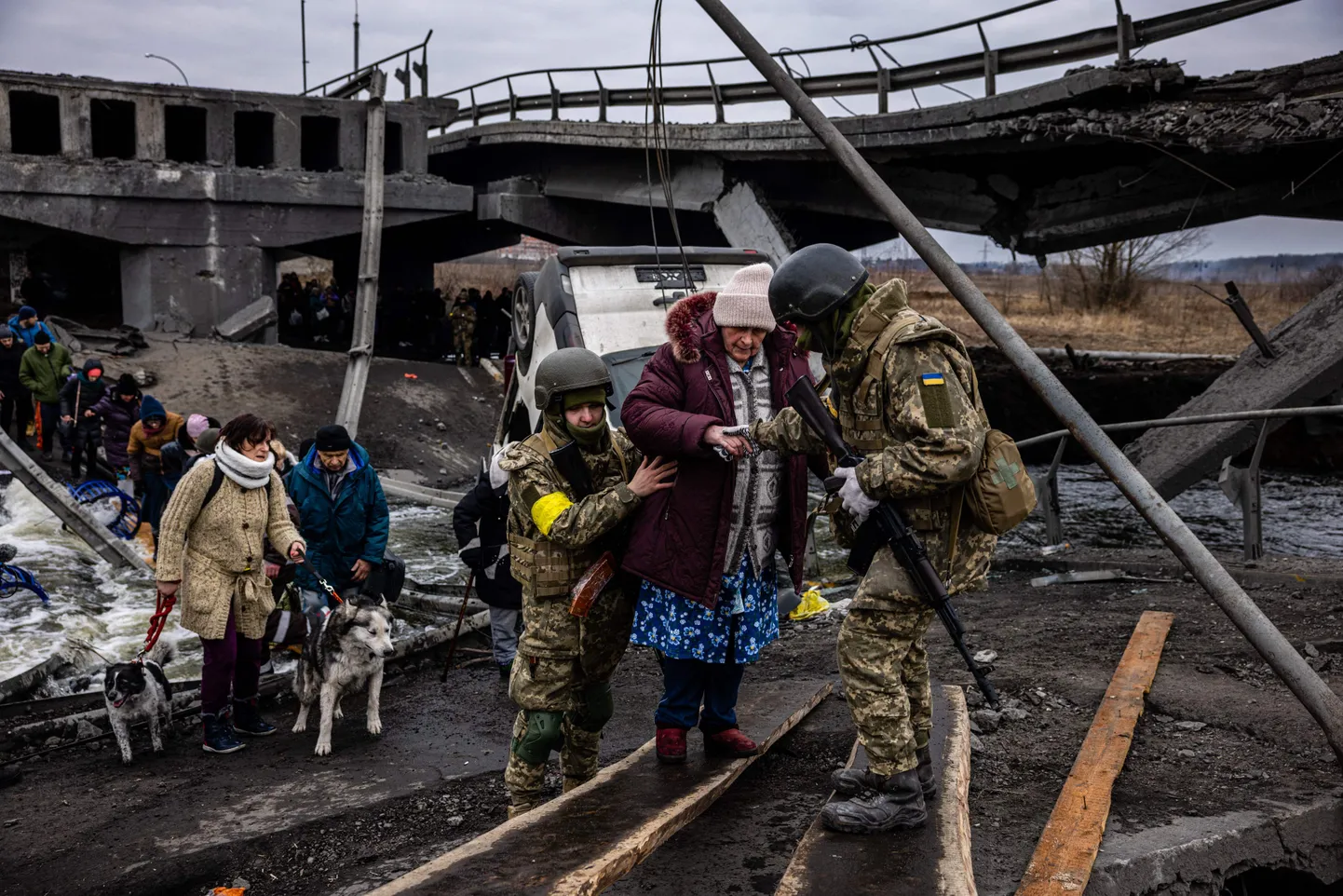 Ukraina sõdurid aitavad inimestel evakueeruda Irpini linnast.