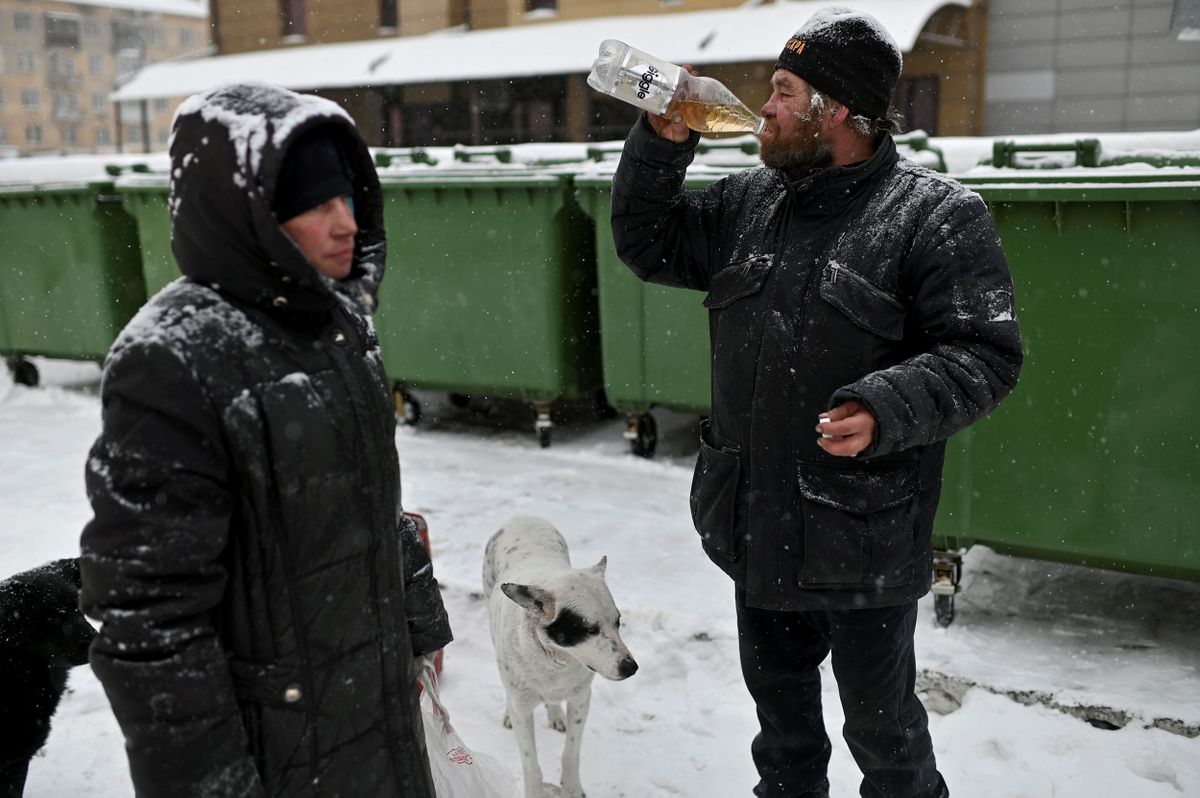 46-aastane Aleksei Vergunov (paremal) leidis prügikastist joogipudeli. Temaga on kaasas sõber Aleksander.