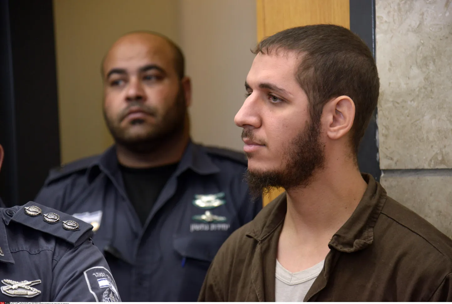 Oktoobris Iisraeli ametivõimude poolt kinnipeetud araablane(paremal), keda kahtlustati ISi ridadesse astumises.
