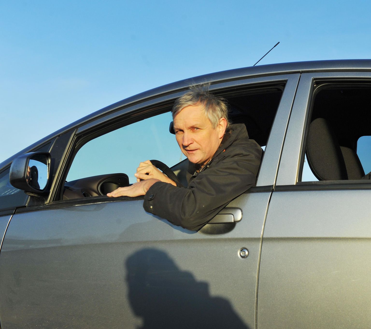 Uno Puusepp 2011. aasta detsembris elektriauto Mitsubishi I-MiEV roolis. Hoolimata Kredexi 50-protsendilisest toetusest pidi ta sõiduki eest välja käima 18 000 eurot.