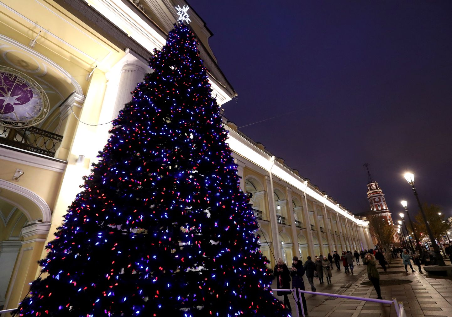 Новогодняя елка около Гостиного Двора в Петербурге