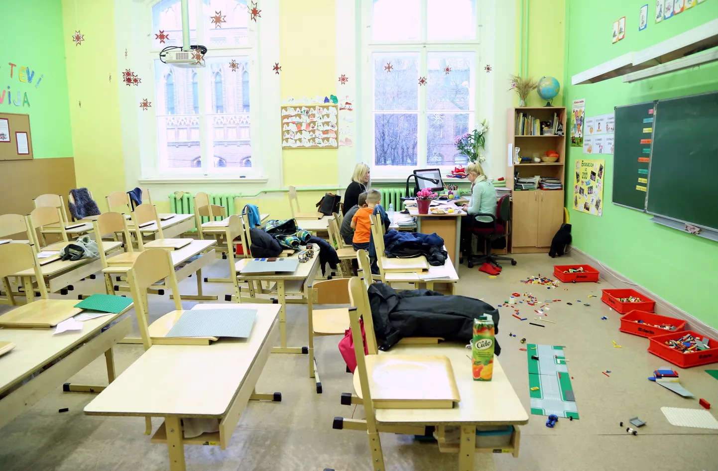 Rīgas Valda Zālīša sākumskolas pedagogi piedalās Latvijas Izglītības un zinātnes darbinieku arodbiedrības organizētajā vienas dienas brīdinājuma streikā.