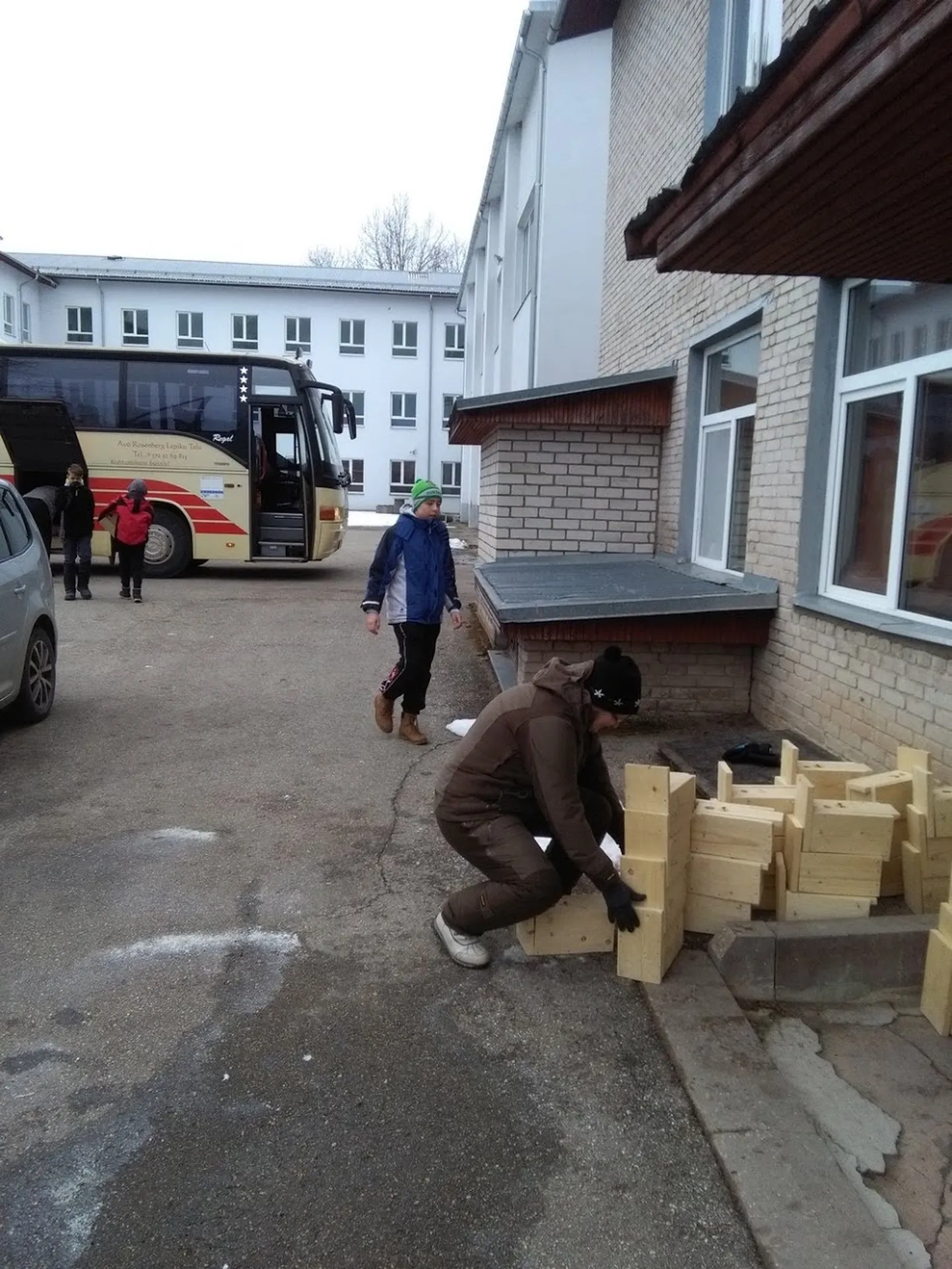 Pesakastid valmisid 9. märtsiks. Tänuks nende eest sai kool nüüd männi­istiku.