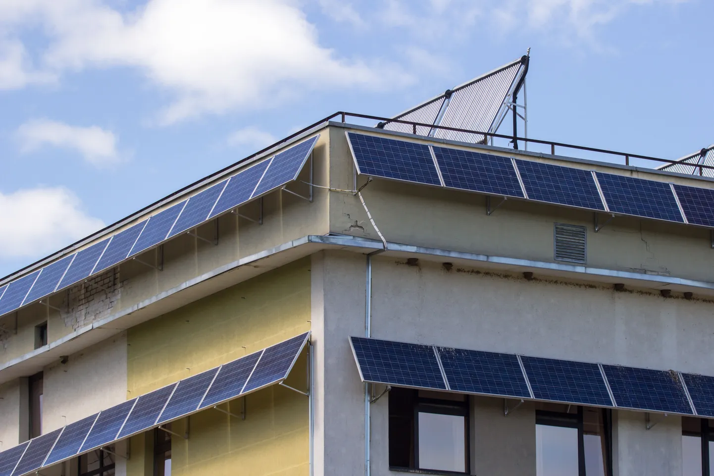 Kokku on Valga haigla hoonete katusele ja fassaadile paigaldatud 672 ruutmeetrit päikesepaneele, mis annavad energiasäästu.