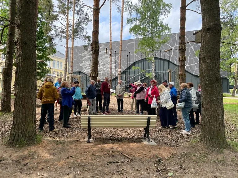 Elva koolimaja juures.