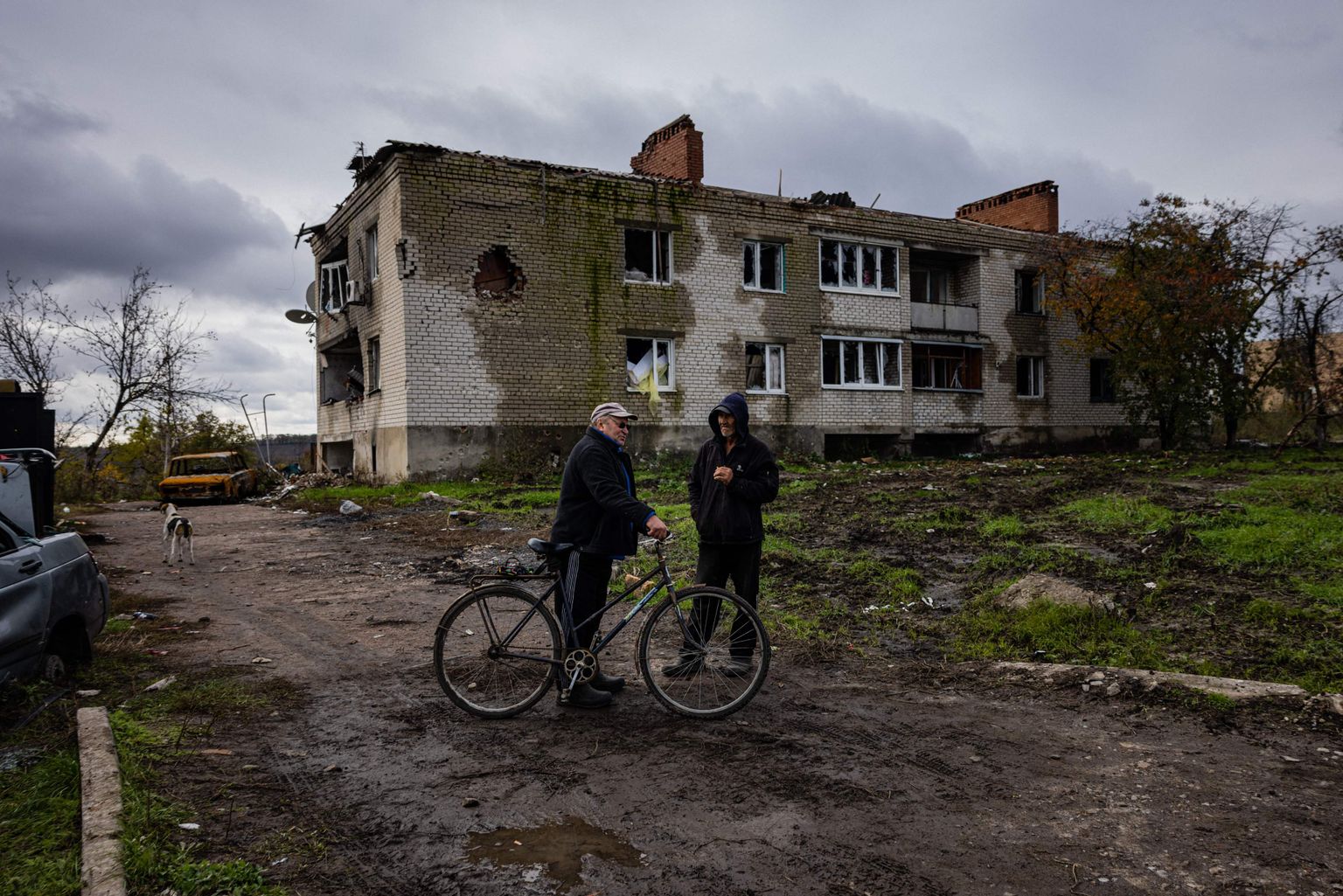 Kohalikud elanikud ajavad täna juttu Donetski oblastis Šandrõholove külas, mis hiljuti vabastati Vene okupatsiooni alt.