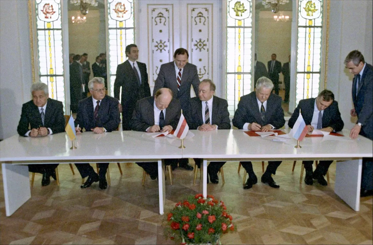 8. detsember 1991 - Ukraina juht Leonid Kravtšuk, Valgevenest Stanislav Šuškevitš ja Venemaalt Boris Jeltsin kirjutavad alla Nõukogude Liidu laiali saatmise lepingule kunagises Hruštšovi jahilossis Poola piiri ääres Valgevenes Belovežjes.