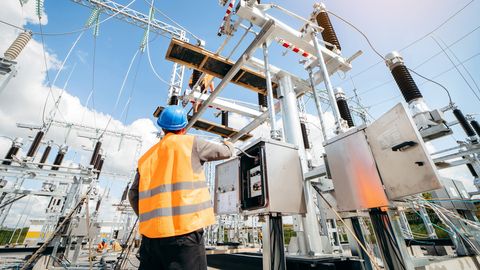 Svētdienas pievakarē atkal nedaudz pieaudzis vēja dēļ bez elektrības palikušo mājsaimniecību skaits