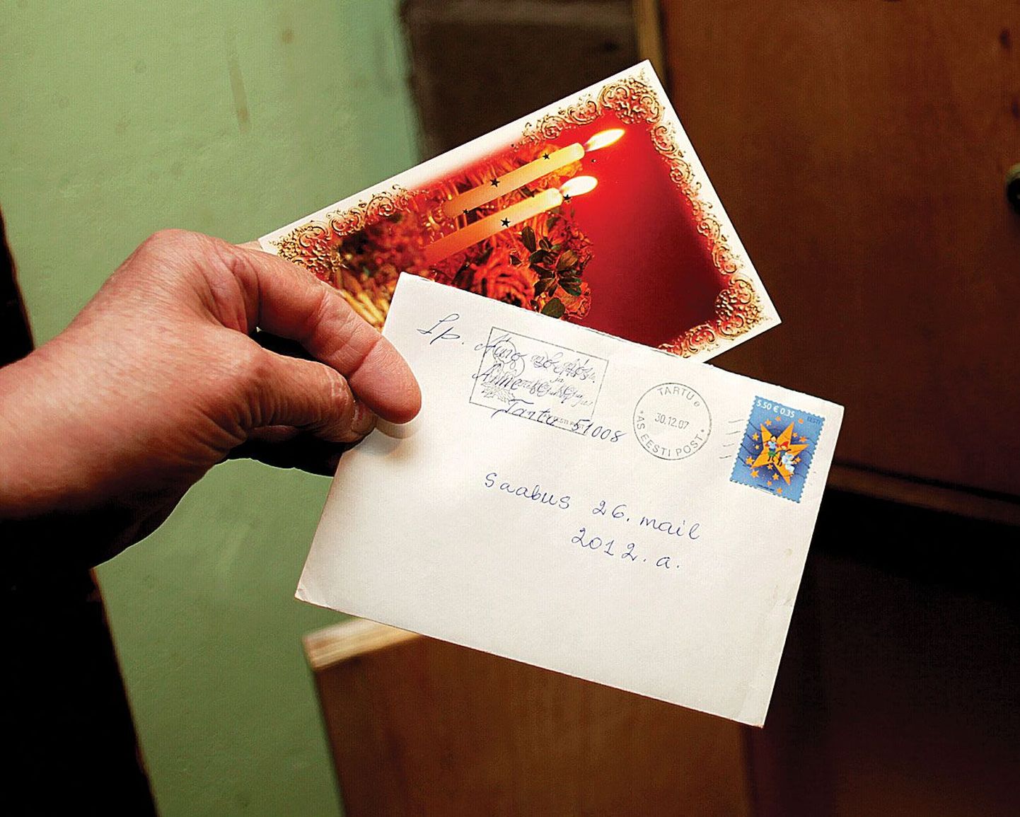 Laupäeval jõudis adressaadini jõulukaart, mis oli postitatud  neli aastat ja viis kuud tagasi.