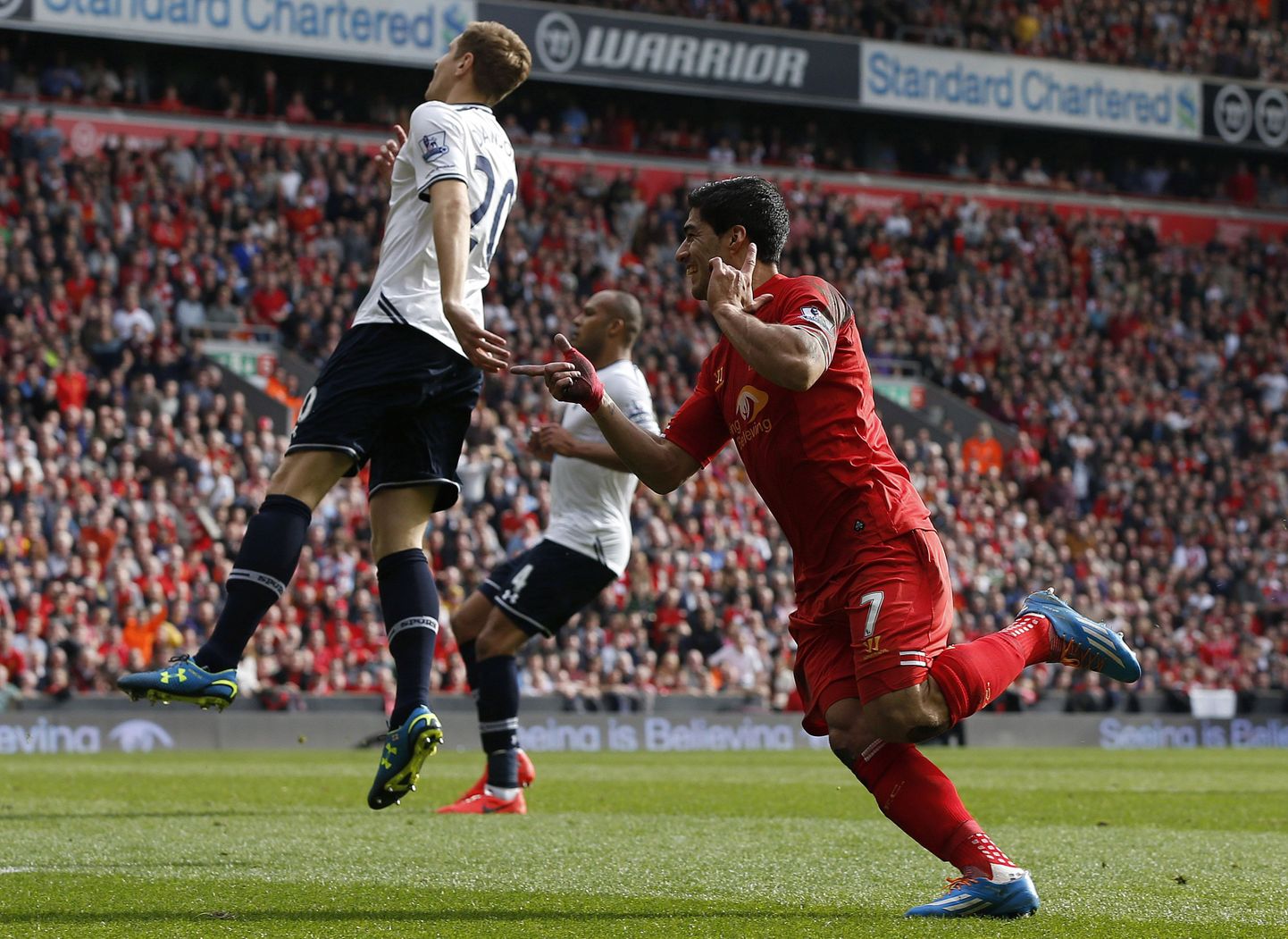 Luis Suarez (paremal) tähistamas Tottenhami vastu löödud väravat.