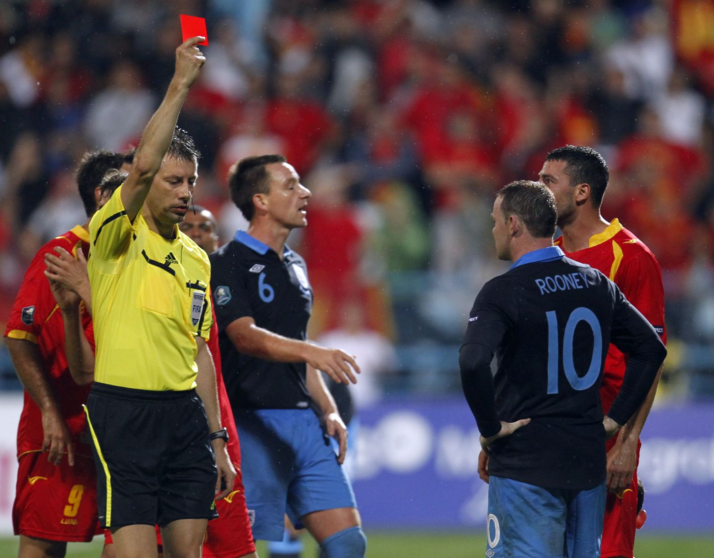 Kohtunik näitab Wayne Rooneyle punast kaarti.