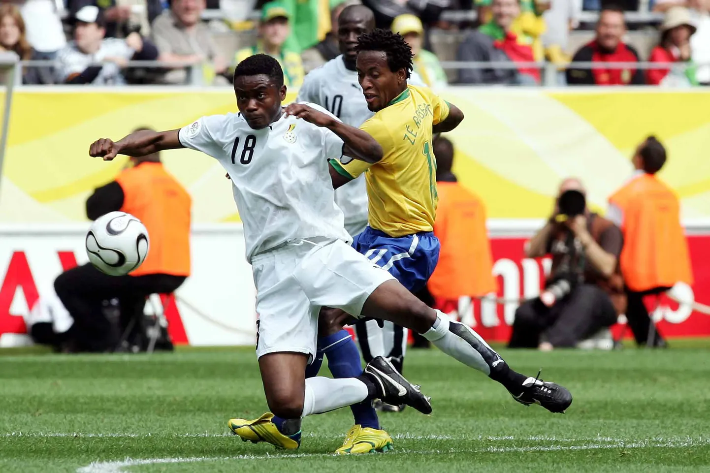 Haminu Draman (vasakul) 2006. aasta MMi kaheksandikfinaalis Brasiilia vastu