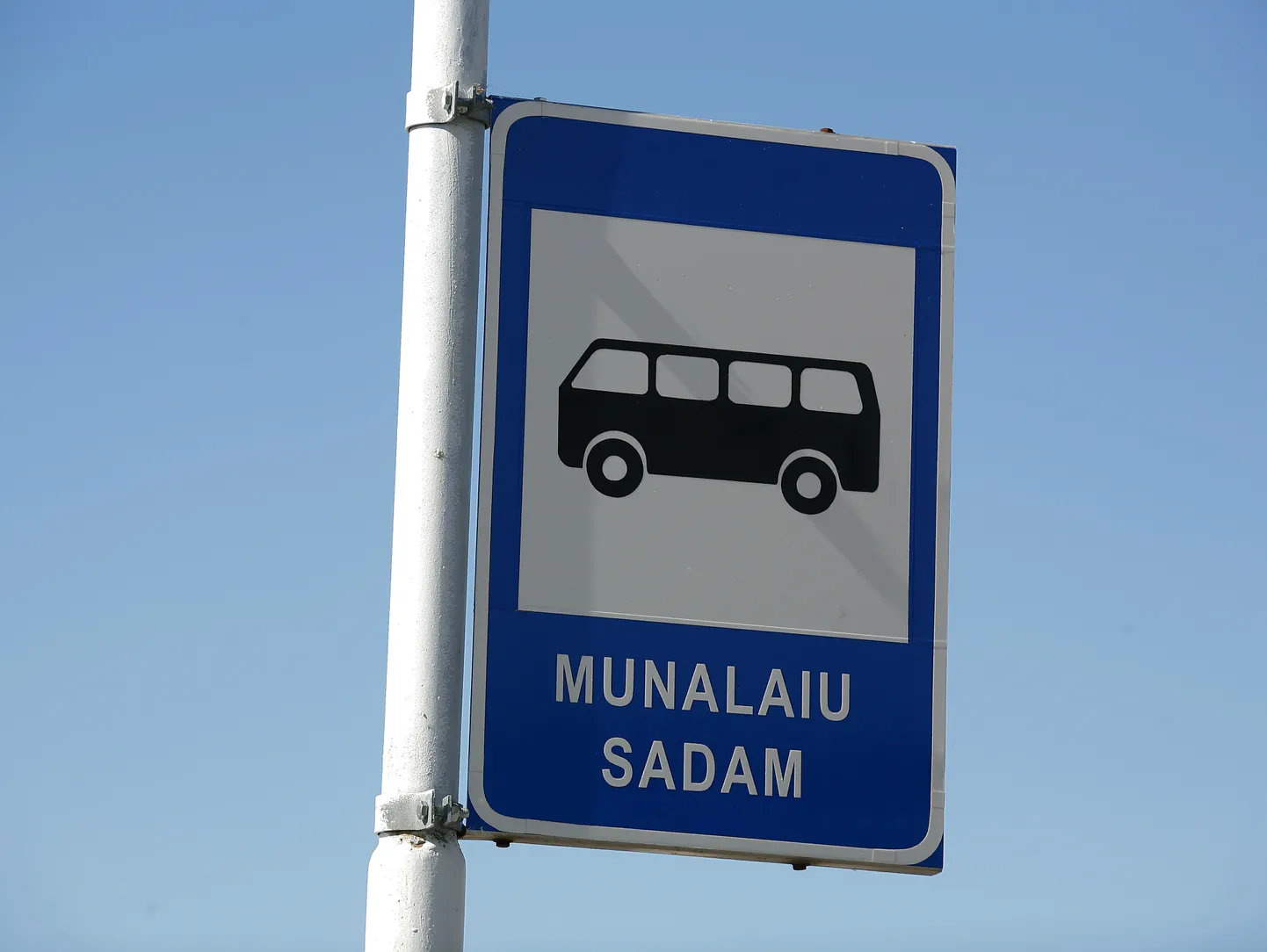 Tugev tuul ei lase laevu jätkuvalt Kihnu ja Prangli liinile.