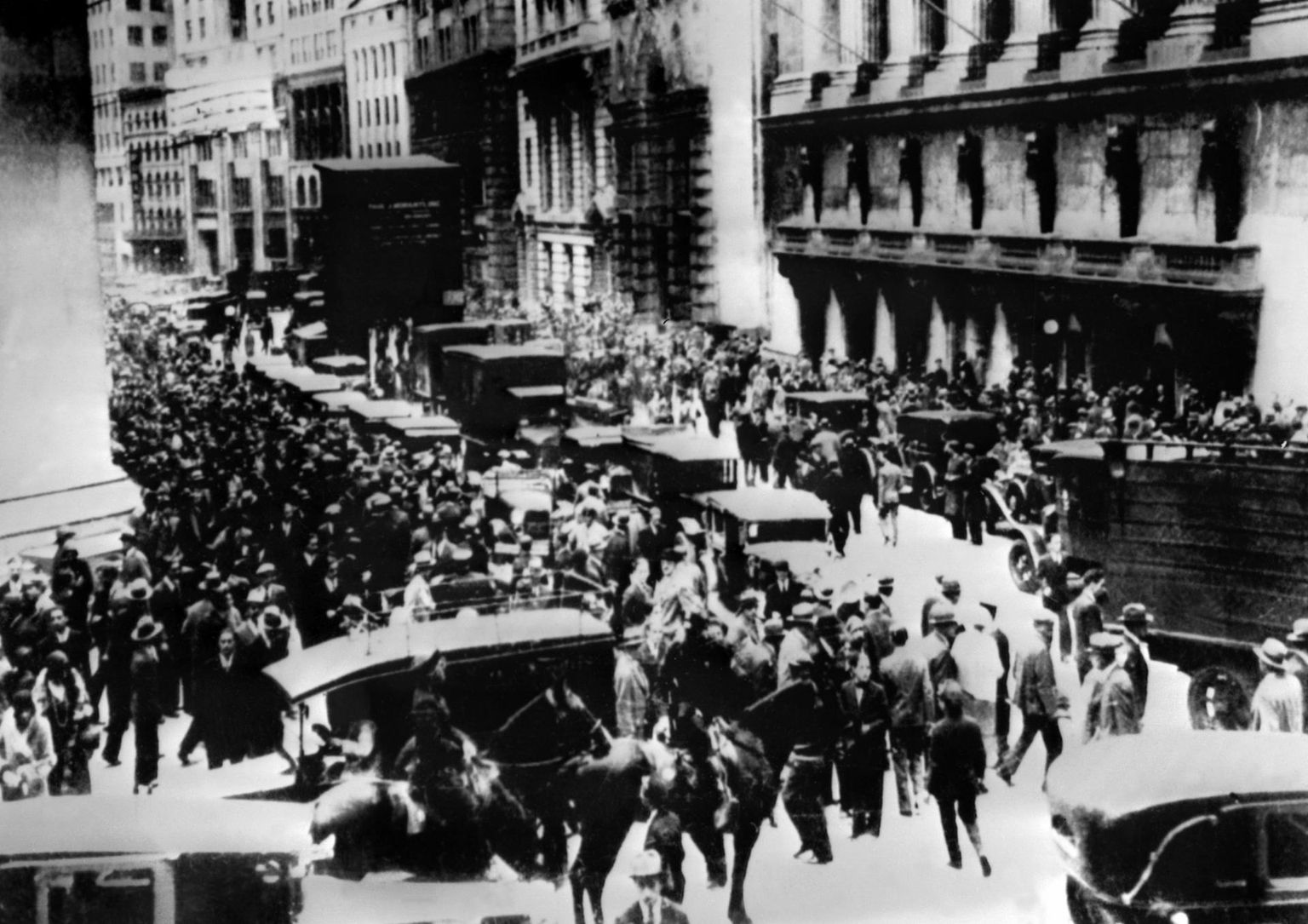 Ärevil rahvas New Yorgi börsi hoone ees 1929. aasta 29. oktoobril.