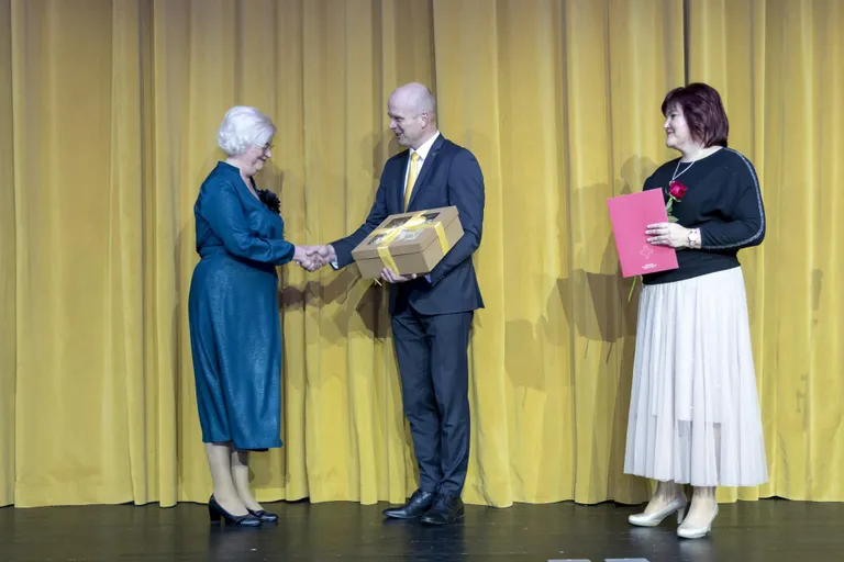 Sindi raamatukogu juhataja Rita Raudsepp võttis vastu Tori valla aasta kultuuriedendaja aukirja.