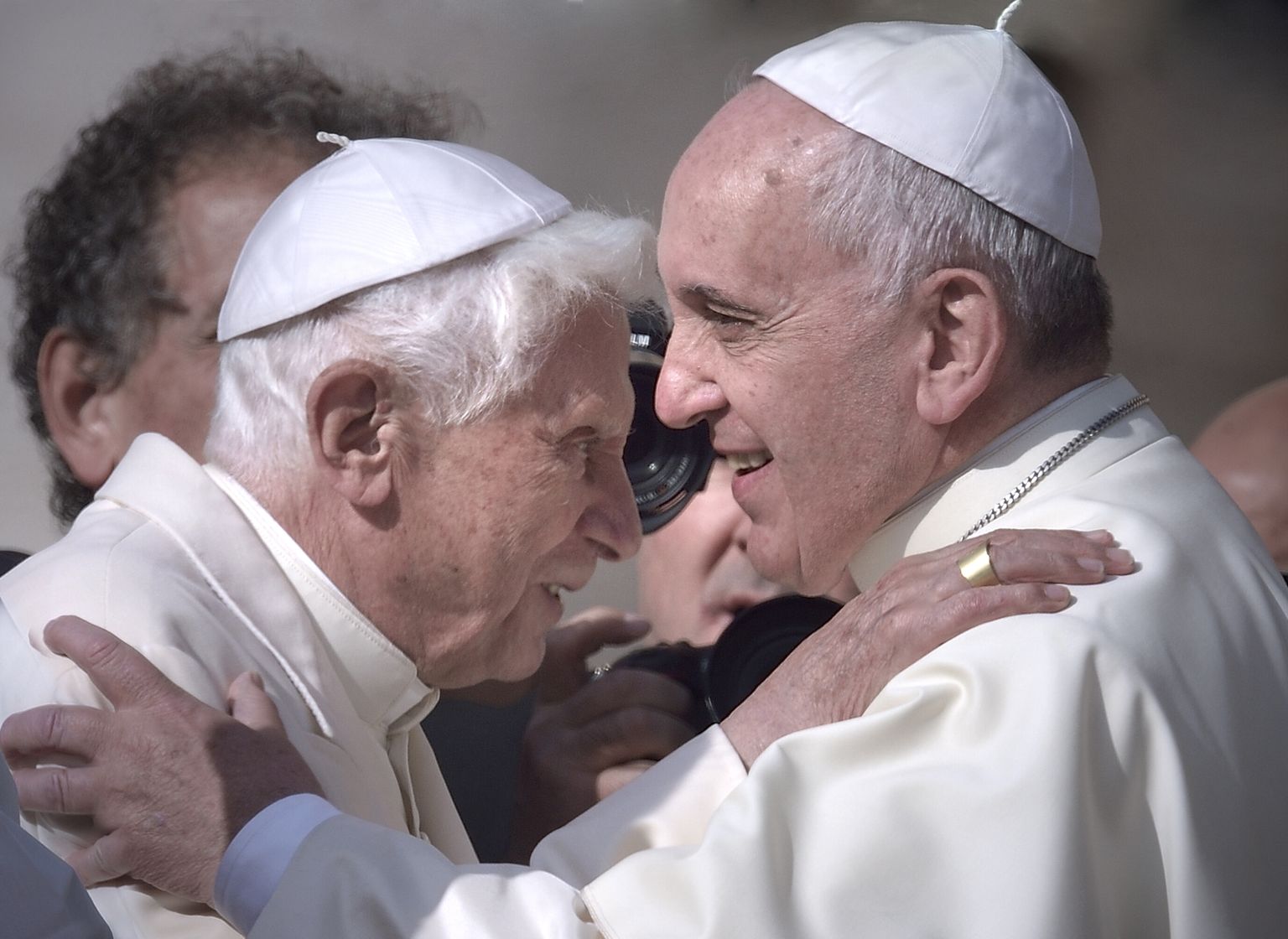 Pāvests Benedikts un pāvests Francisks.