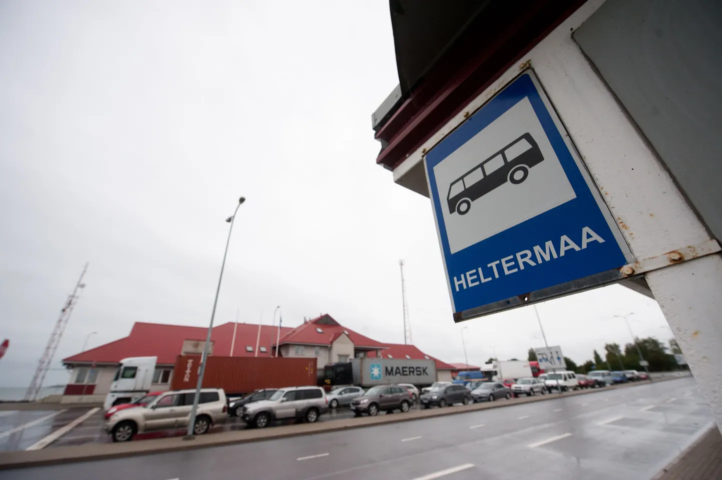 Selliseid järjekordi enam Heltermaa sadamas tekkida ei tohiks.