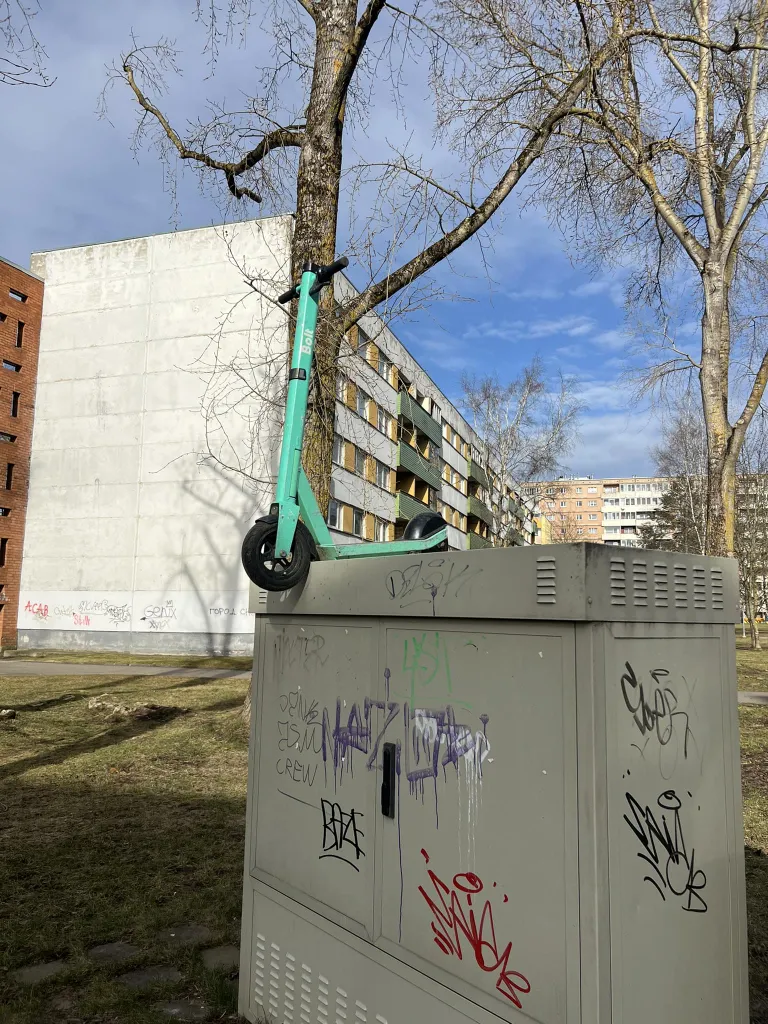 Tartus pargitud tõukeratas.