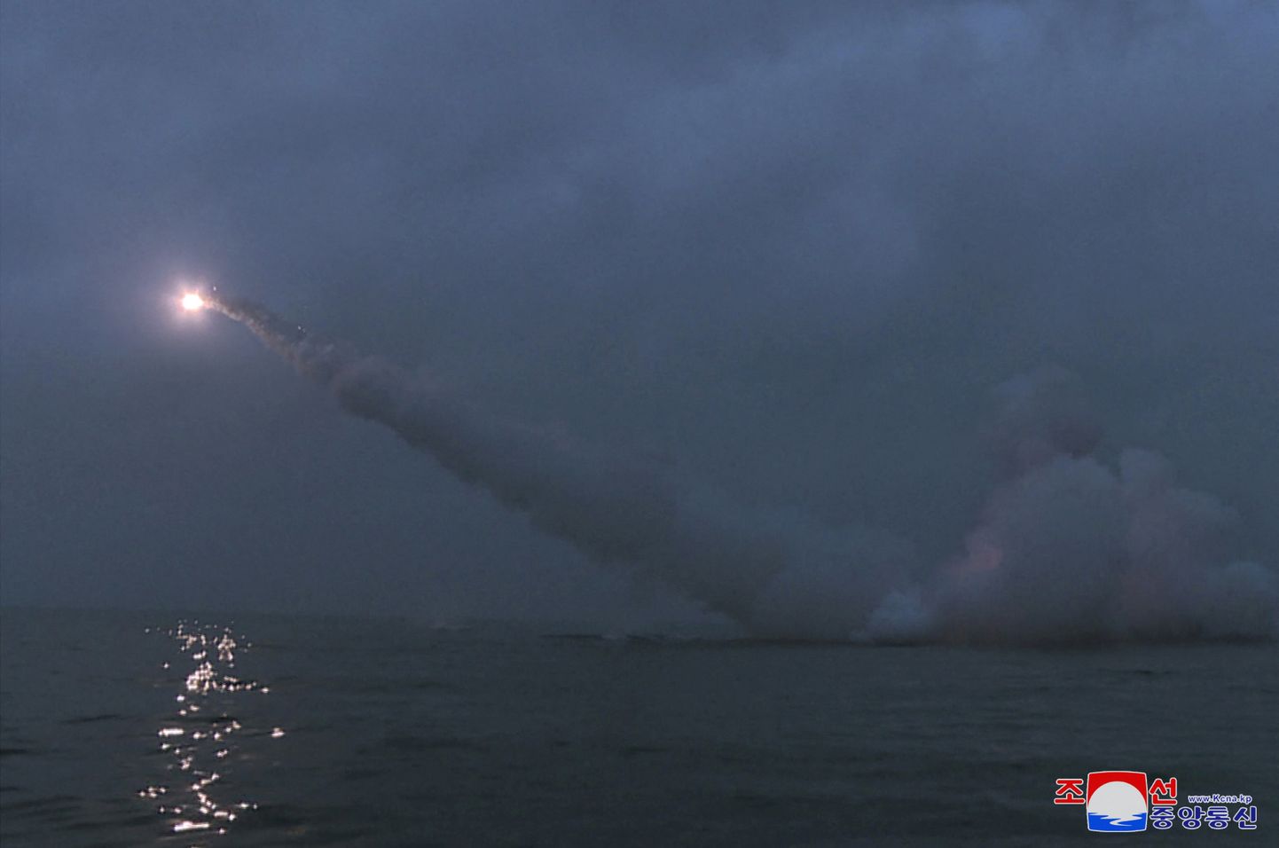 Põhja-Korea katsetas kahte strateegilist tiibraketti, mis tulistati välja allveelaevalt.