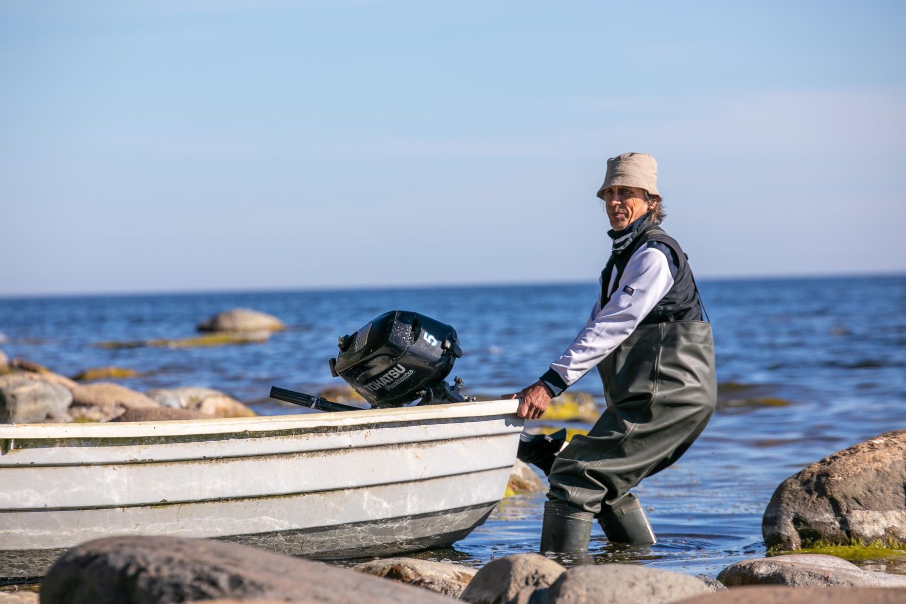 Kutseline kalur Leo Bergström sikutab ühte oma töövahendit merevette. Ehkki räimepüük on selleks korraks lõppenud, pole inimeste kalaisu kadunud ja kalurit oodatakse koos saagiga ikka pikisilmi.