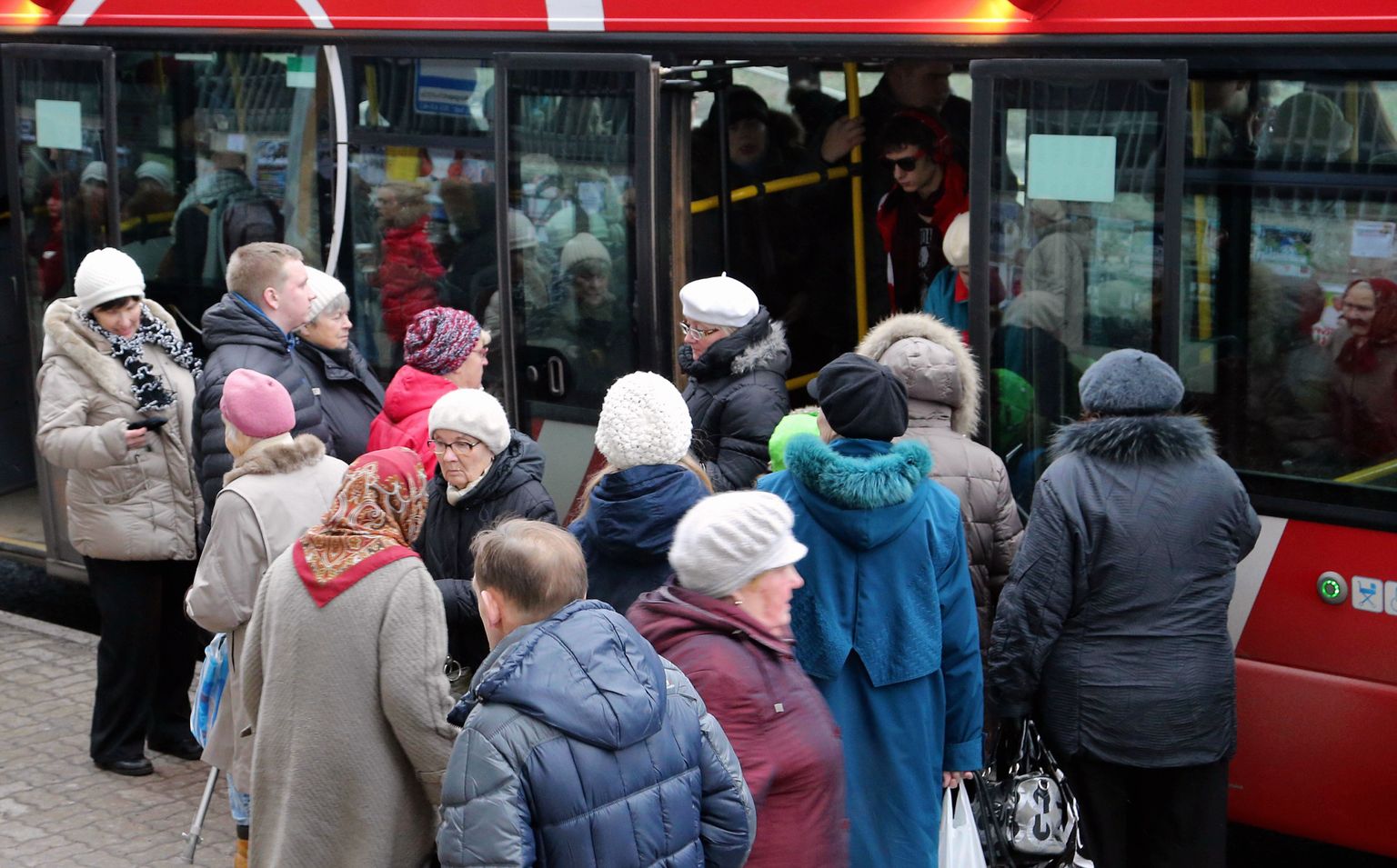 Tartu bussid on tipptunnil ülerahvastatud, mistõttu oleks vaja suuremaid busse ja rohkem busse. Liinivõrgu põhjalikust reformist linnavalitsuse esialgu ei kõnele.